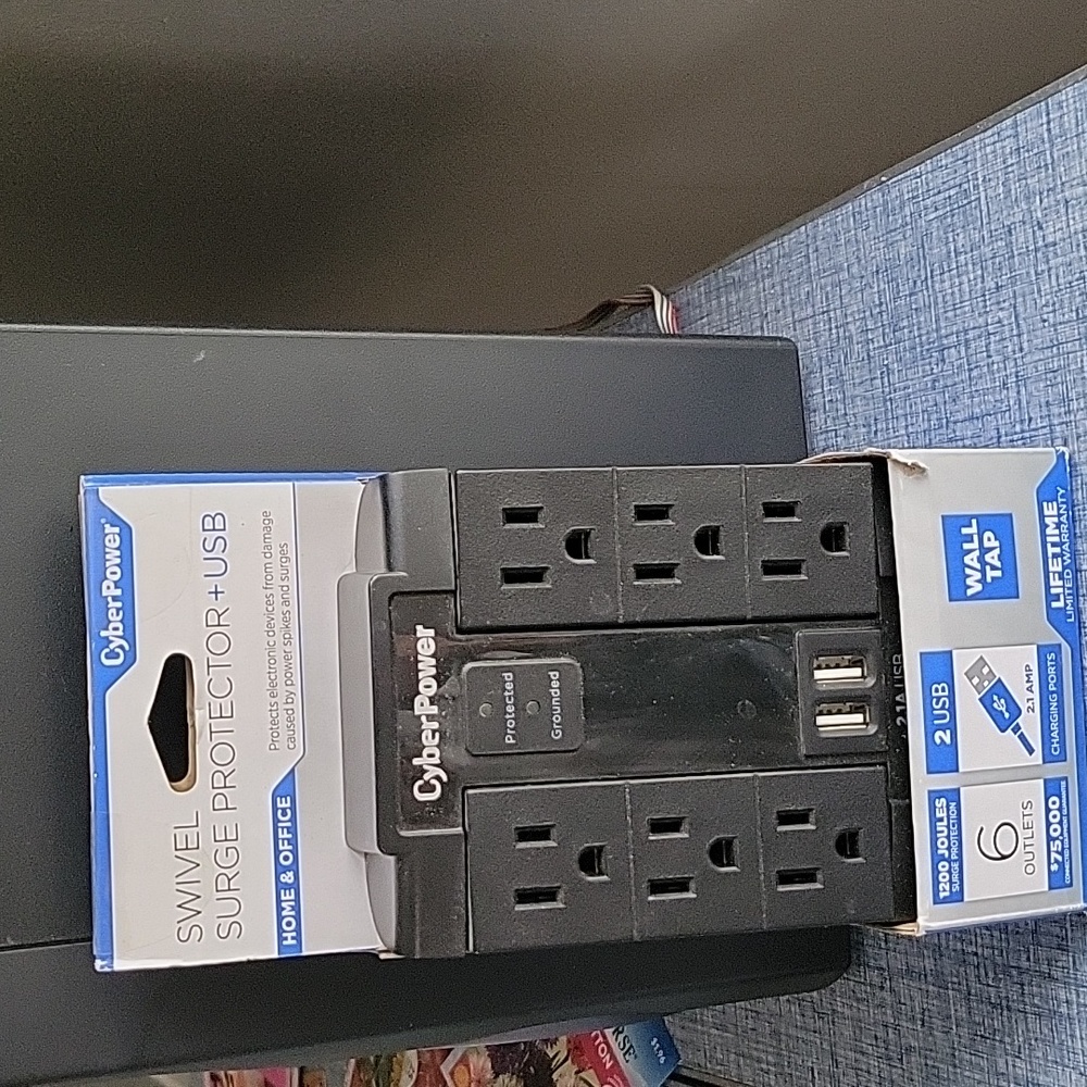 Cyber Power Swivel Surge Protector +USB. Six Outlets  Two USB Charging Ports